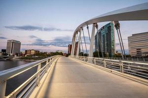 pont de la rue principale du centre-ville de columbus ohio paysage urbain rivière scioto hdr photo