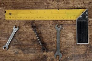 vieux outils sur une table en bois photo