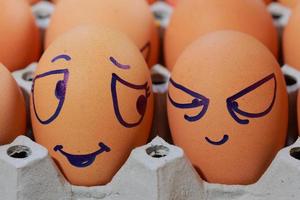 émotion d'œufs frais sur une paille. photo
