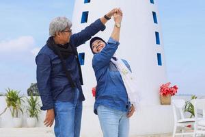 un joyeux couple de personnes âgées asiatiques danse. heureux couple de retraités. photo