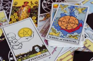 cartes de tarot avec carte de roue de fortune et cartes de bon sens. photo