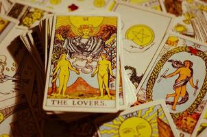 cartes de tarot avec carte des amoureux et cartes de bon sens. photo