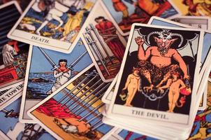 cartes de tarot avec des cartes de mauvaise signification. photo