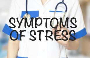 médecin écrit mot symptômes de stress avec marqueur, concept médical photo