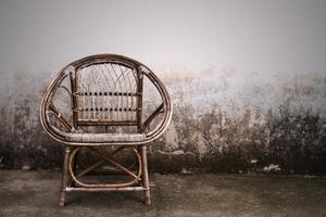 vieille chaise sur un mur vintage photo