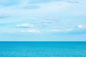 bel océan et fond de ciel bleu. concept de détente, d'été, de voyage, de vacances et de vacances photo