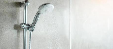 pommeau de douche avec fond de mur dans la salle de bain moderne photo