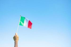 main tenant le drapeau italien sur fond de nature. fête nationale, fête de la république, festa della repubblica et concepts de célébration heureuse photo