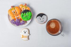 café expresso chaud ou tasse de chocolat avec de drôles de biscuits d'halloween. bonne fête d'halloween, astuce ou menace, bonjour octobre, automne automne, concept traditionnel, fête et vacances photo