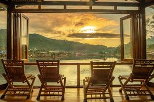 vue sur le lac au café au lever du soleil du matin, village ban rak thai, point de repère et populaire pour les attractions touristiques, province de mae hong son, thaïlande. notion de voyage photo