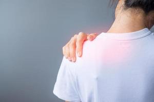 femme avec son entorse à l'épaule, muscle douloureux pendant le surmenage. fille ayant un problème corporel après le réveil. douleur à l'épaule, douleur scapulaire, syndrome de bureau et concept ergonomique photo