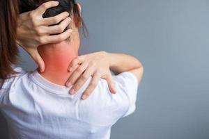 femme avec son entorse au cou, muscle douloureux pendant le surmenage. fille ayant un problème corporel après le réveil. raideur de la nuque, syndrome du bureau et concept ergonomique photo