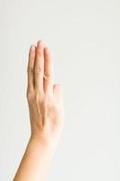 un signe de la main avec trois doigts dans le sens scout est un juron ou un salut. photo