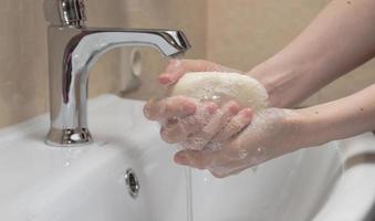 hygiène. nettoyer les mains. se laver les mains avec du savon. main de femme avec de la mousse. se protéger de la pandémie de coronavirus covid-19 photo