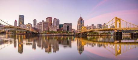 Panorama du centre-ville de Pittsburgh au crépuscule photo