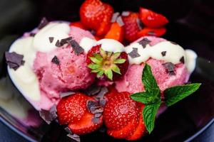 une glace maison à la fraise et au chocolat photo