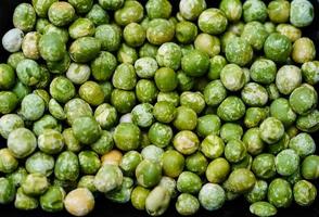 une pile de pois verts pisum sativum photo