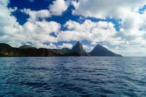 gros piton et petit piton les célèbres montagnes de sainte-lucie photo