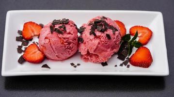 une glace maison à la fraise et au chocolat photo