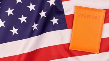 Passeport sur le drapeau national des États-Unis d'Amérique photo