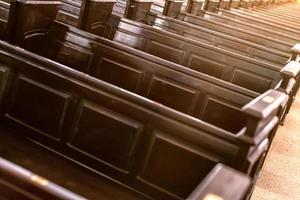 bancs de la cathédrale. rangées de bancs dans l'église chrétienne. sièges en bois lourds et inconfortables. photo