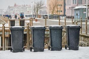 poubelles grises, poubelles à l'extérieur en hiver