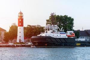 phare dans le port maritime. belle balise baltiysk russe. ciel bleu pur. photo