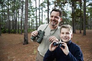 père et fils, profitant d'une vue panoramique avec des jumelles photo