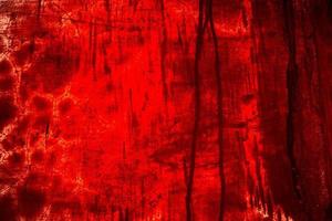 fond rouge. mur sanglant effrayant. mur blanc avec éclaboussures de sang pour fond d'halloween. photo