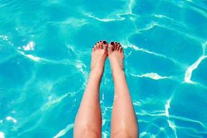 pieds de femme dans une piscine photo