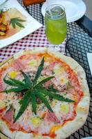 pizza un mélange de feuilles de cannabis, développé pour les amoureux de la santé sous une nouvelle forme légale et sous licence. sécurité garantie, aide à soulager l'anxiété, réduit la tristesse. concept cannabis pour la santé. photo