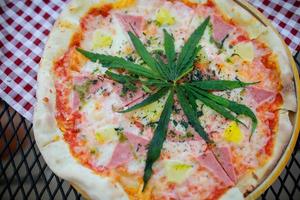 pizza un mélange de feuilles de cannabis, développé pour les amoureux de la santé sous une nouvelle forme légale et sous licence. sécurité garantie, aide à soulager l'anxiété, réduit la tristesse. concept cannabis pour la santé. photo