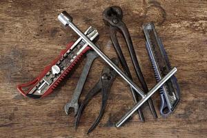 vieux outils sur une table en bois photo