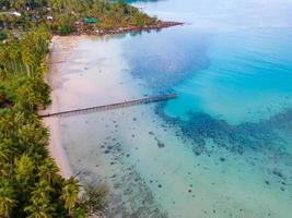 vue aérienne de la nature plage de l'île paradisiaque tropicale enjoindre un bon été beau temps sur la plage avec de l'eau claire et un ciel bleu à koh kood ou ko kut, thaïlande. photo