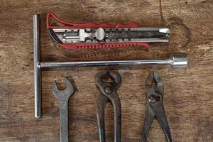 vieux outils sur une table en bois