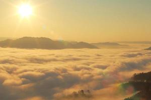 superbes vues sur le lever du soleil avec les montagnes et les nuages. photo