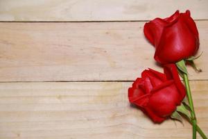 concevoir de belles roses rouges sur fond de bois vieilli. concept de la Saint-Valentin. espace pour le texte. photo