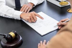 un avocat ou un juge présente un client avec des documents contractuels, un concept de droit et de services juridiques