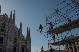 milan italie juin 2022 travailleurs qui assemblent la structure de la scène pour un spectacle sur la piazza duomo à milan photo