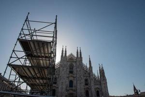 milan italie juin 2022 travailleurs qui assemblent la structure de la scène pour un spectacle sur la piazza duomo à milan photo