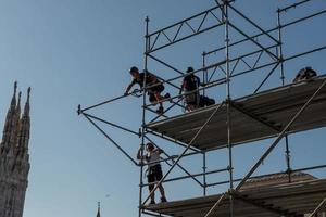 milan italie juin 2022 travailleurs qui assemblent la structure de la scène pour un spectacle sur la piazza duomo à milan photo