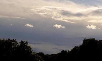 paysage avec un beau ciel dramatique pré-menaçant majestueux. ciel nuageux photo