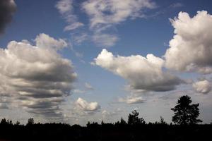 paysage avec un beau ciel dramatique pré-menaçant majestueux. ciel nuageux photo