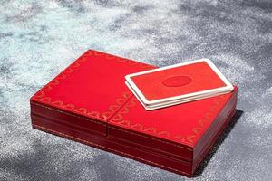 cartes-cadeaux vintage dans une boîte rouge. mise au point sélective. photo