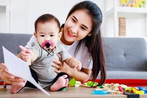 heureuse famille de mères célibataires, jolie fille envoie un cadeau de maman à la mère, concept de la fête des mères photo