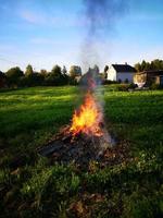 un grand feu de joie dans une clairière photo