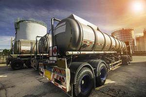 camion de transport chimique dangereux réservoir de camion en acier inoxydable est garé. photo
