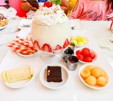 grand dessert bingsu, bingsu aux fruits et menu snack glacé servi sur la table photo