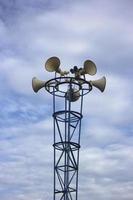 haut-parleur contre le ciel bleu photo