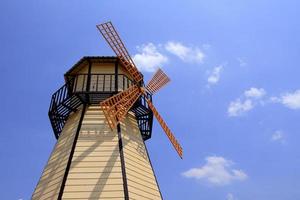 moulin à vent avec ciel bleu. photo